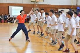 曼联前锋齐尔克泽面临转会，俱乐部对其持开放态度，但仍在培养塞斯科，寻求锋线补充，转会市场激烈争夺中。